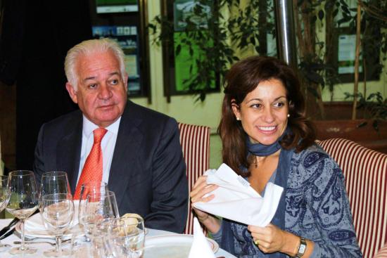 El Dr. Lopez Iborr junto a su hija durante la cena-coloquio con la prensa